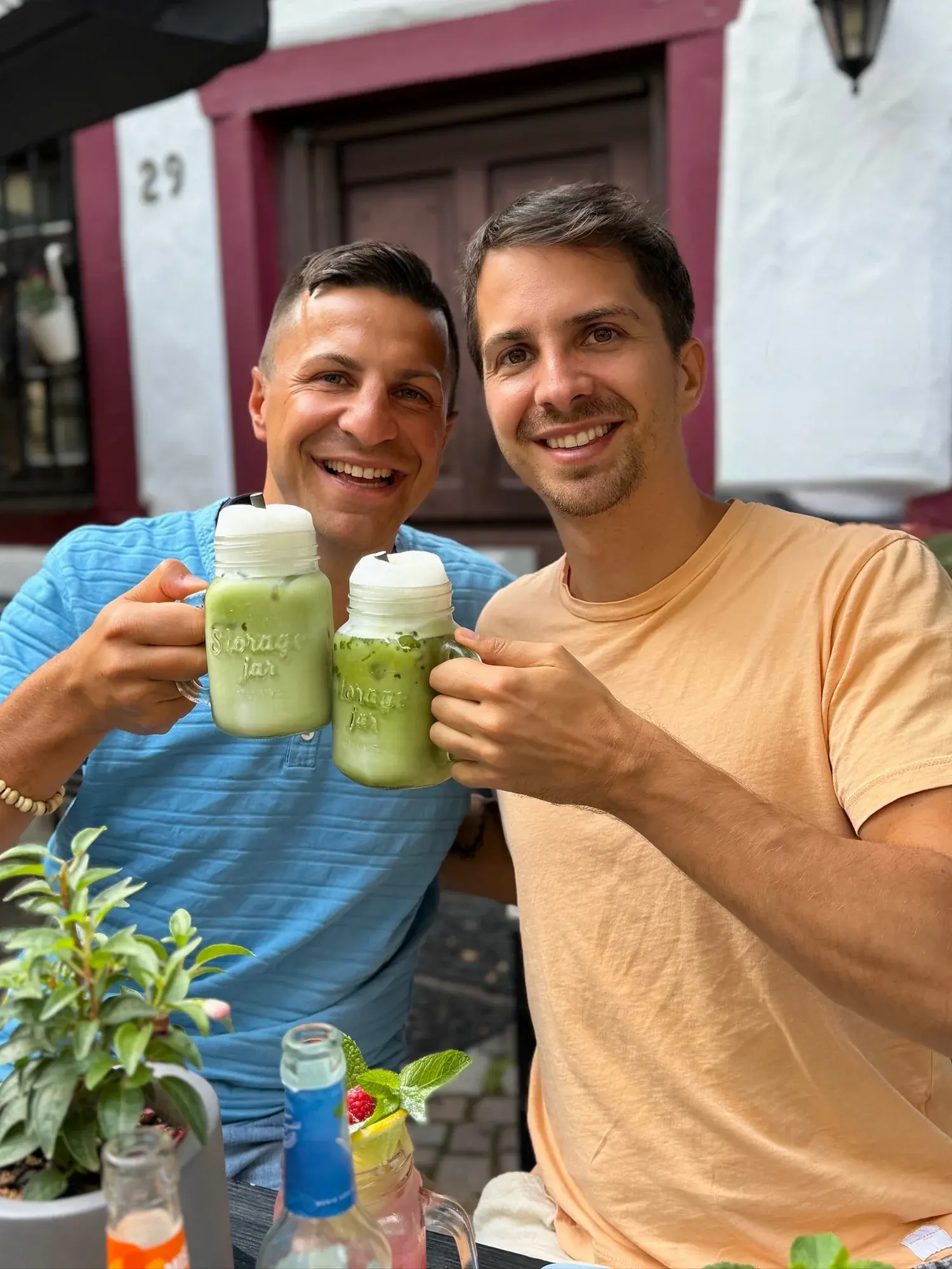 Christian und Michael stoßen mit Matcha Latte an